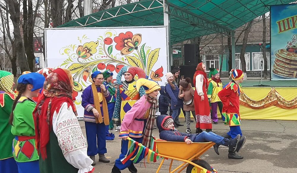 масленица картины брусилов александр. праздник масленица. масленица традиции. южно-курильск рдк фото празднования масленицы. хоровод вокруг масленицы.