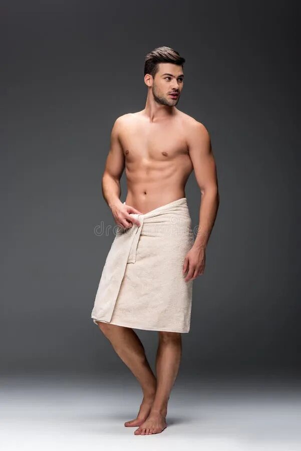 Мужик с полотенцем. Мужчина в полотенце. Мужчина в полотенце на бедрах. Фотосессия мужчины в полотенце.
