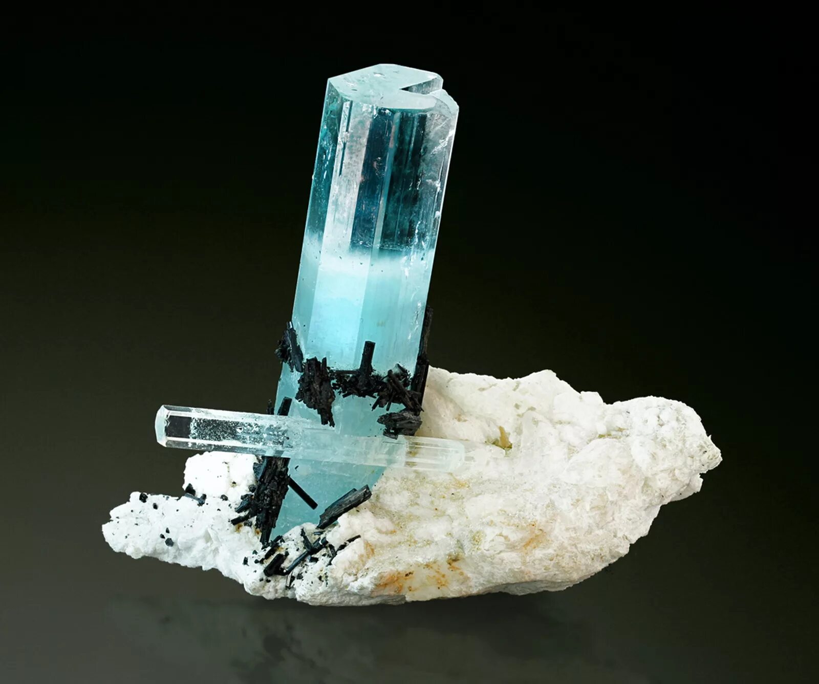 минерал похожий на прессованную марганцовку. минерал 4. 4you kristall minerals. аквамарин камень. минерал похожий на марганцовку.