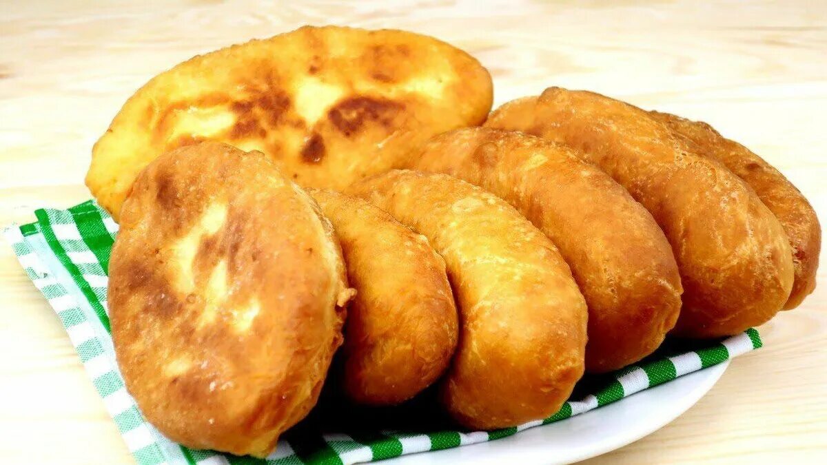 Жареные пирожки на сковороде с картошкой кефире. Пирожки с капустой жареные. жареные дрожжевые пирожки. пирожки с картошкой. пирожки с картошкой на кефире.