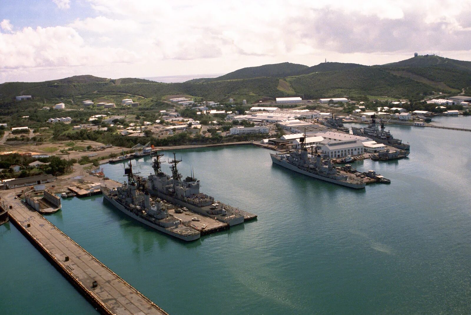 В городе бывшую военно морскую базу. Военно-морская база США на Кубе (Гуантанамо). Военно морская база Гуантанамо. Военно морская база США на Кубе. Гуантанамо база ВМФ США.