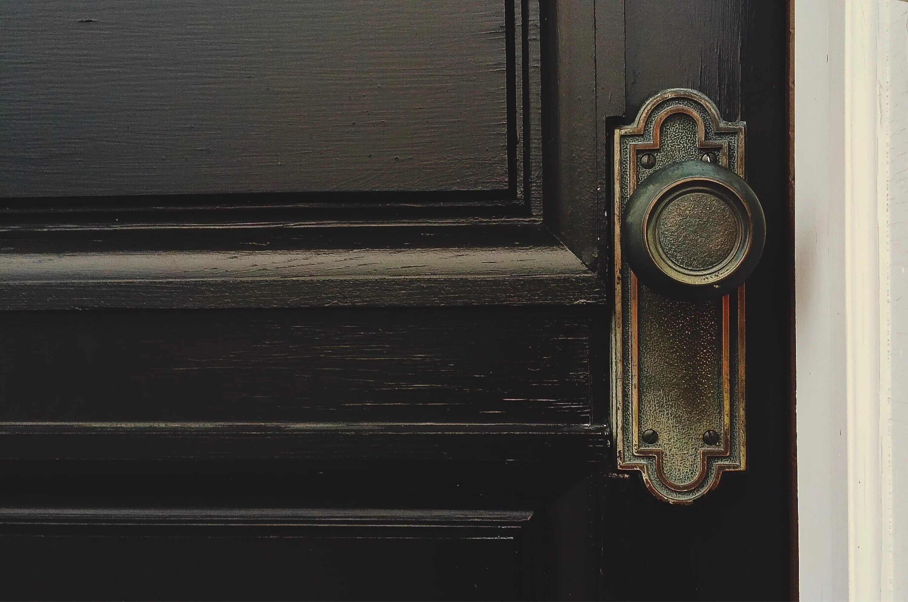 Запирайте дверь в квартире. Старые дверные ручки. Старая ручка двери. Старинная дверь. Ручка двери Старая деревянная.