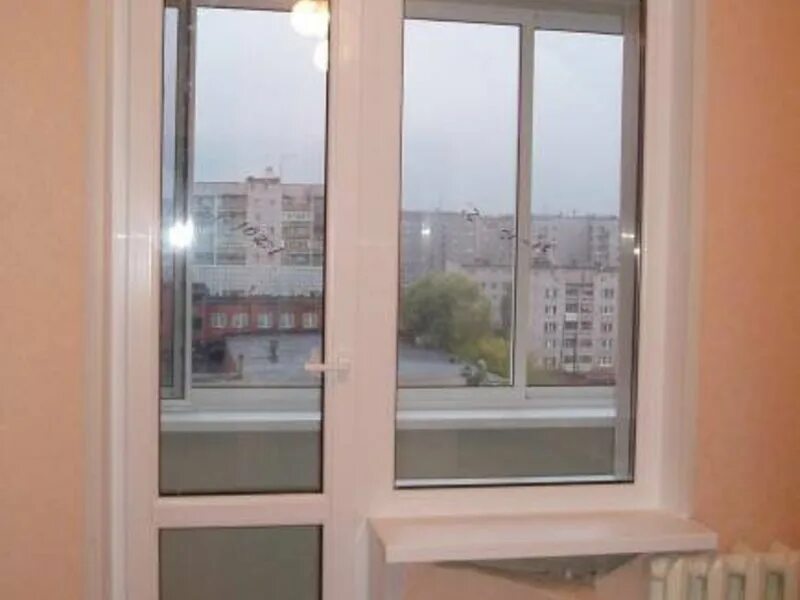 Балконное окно пластиковое бу. Окно двухстворчатое пластиковое. Балконные окна бу. Балконный блок со створкой. Одностворчатое окно на кухне с балкона в доме.