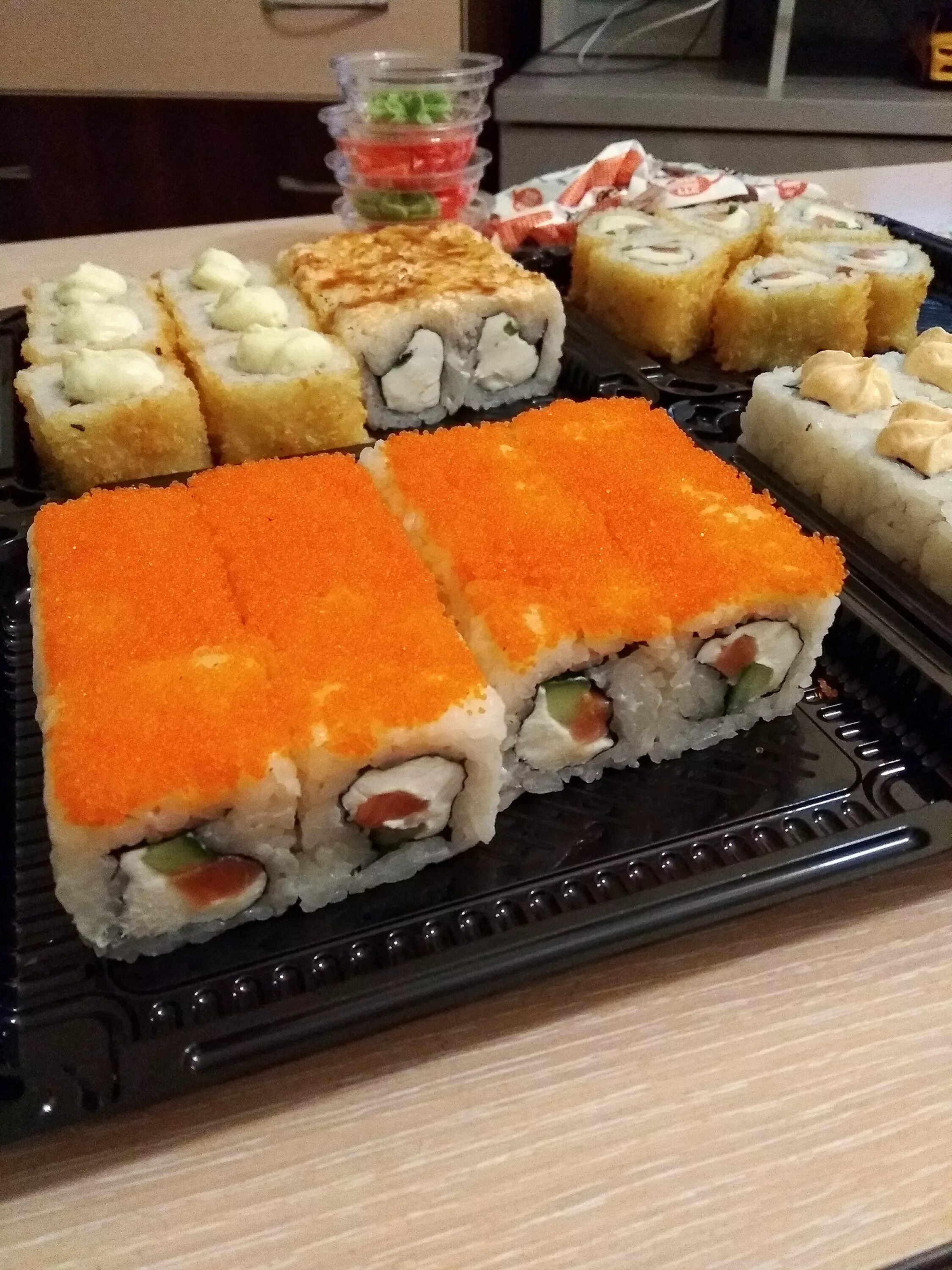 Покажи суши. Заказать роллы. Роллы реалистично. Настоящие суши и роллы. Самодельные суши.