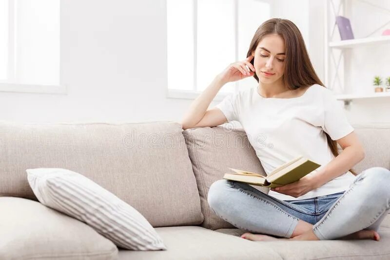 Reading book at home. Фил торнтон casuals. Книга кэжуал. Мужчина в костюме читает газету. Casual читать.