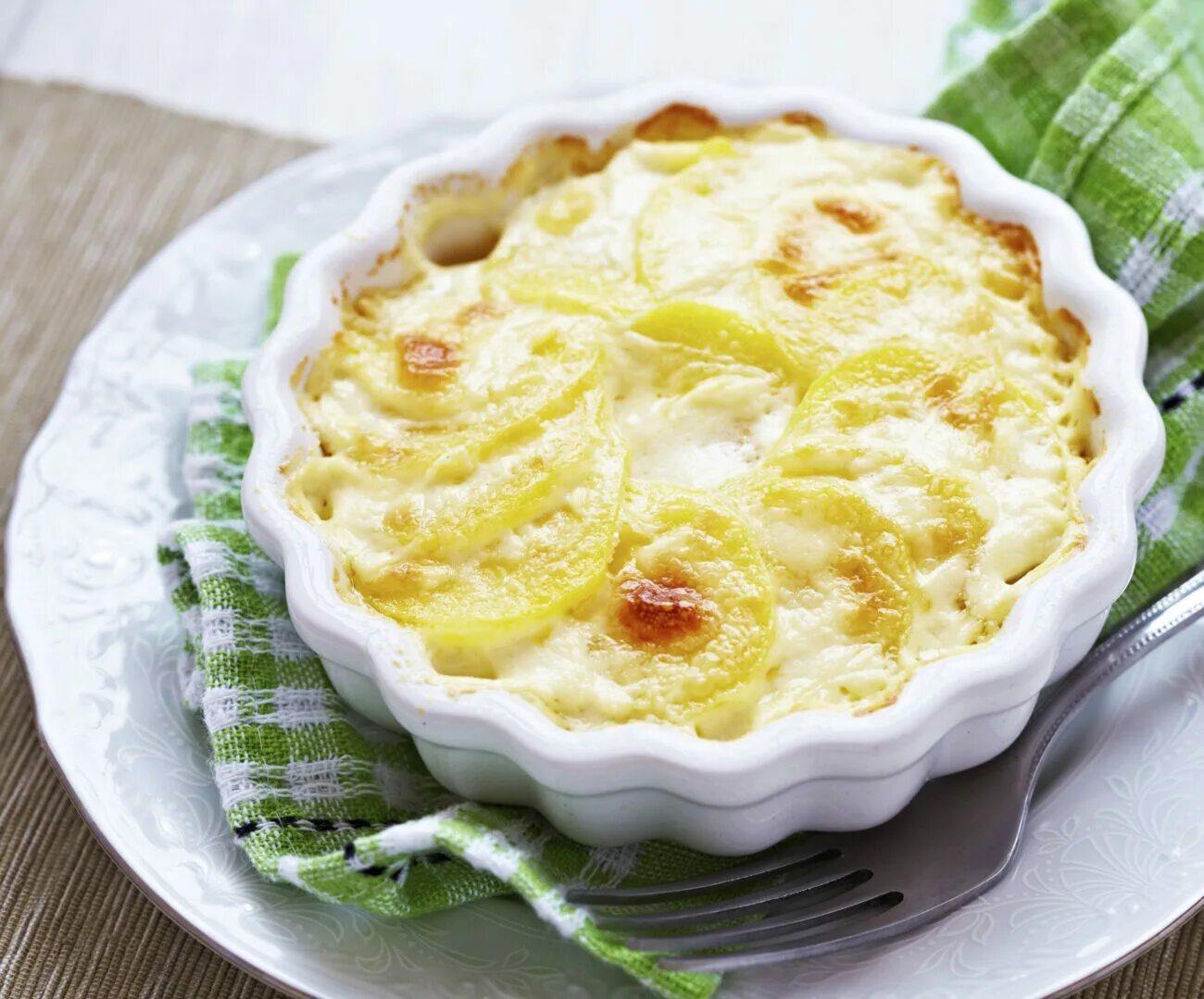 Картофельная запеканка гратен. Картофельный гратен Дофинуа. Гратен (Gratin). Картофельный "Гато" (запеканка).