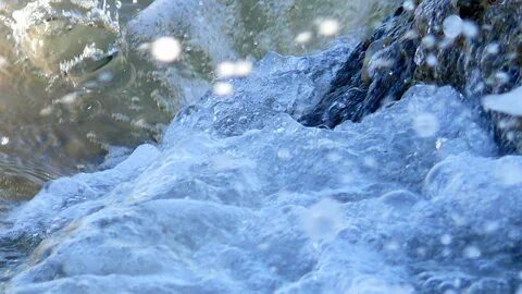 Медленно текущая талая вода ледника