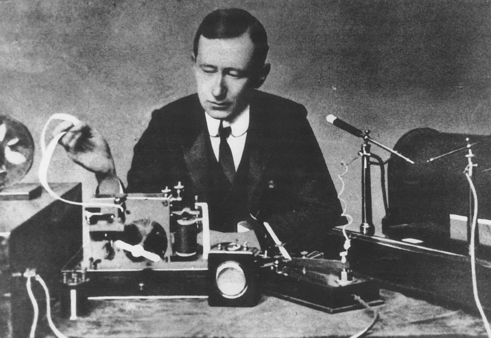 Изобретатель беспроводного телеграфа. Маркони (Guglielmo Marconi). Радио 1895 Маркони. Гульельмо Маркони изобретение. Радиоприемник Попов Маркони 1895.