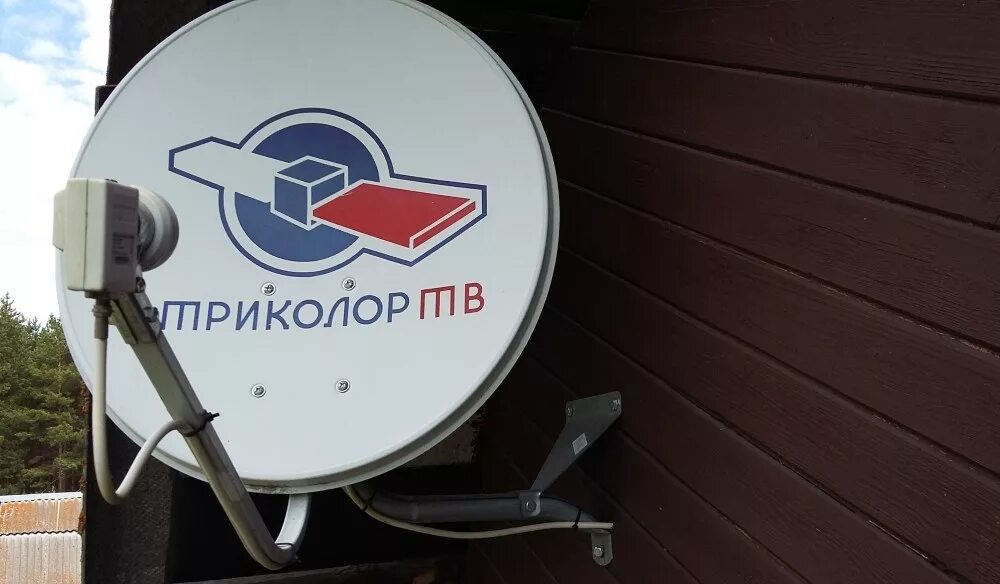 Триколор сигнал закодирован. Тарелка триколор тв. спутниковая антенна триколор. антенна триколор тв. антенна спутниковая триколор установленная.