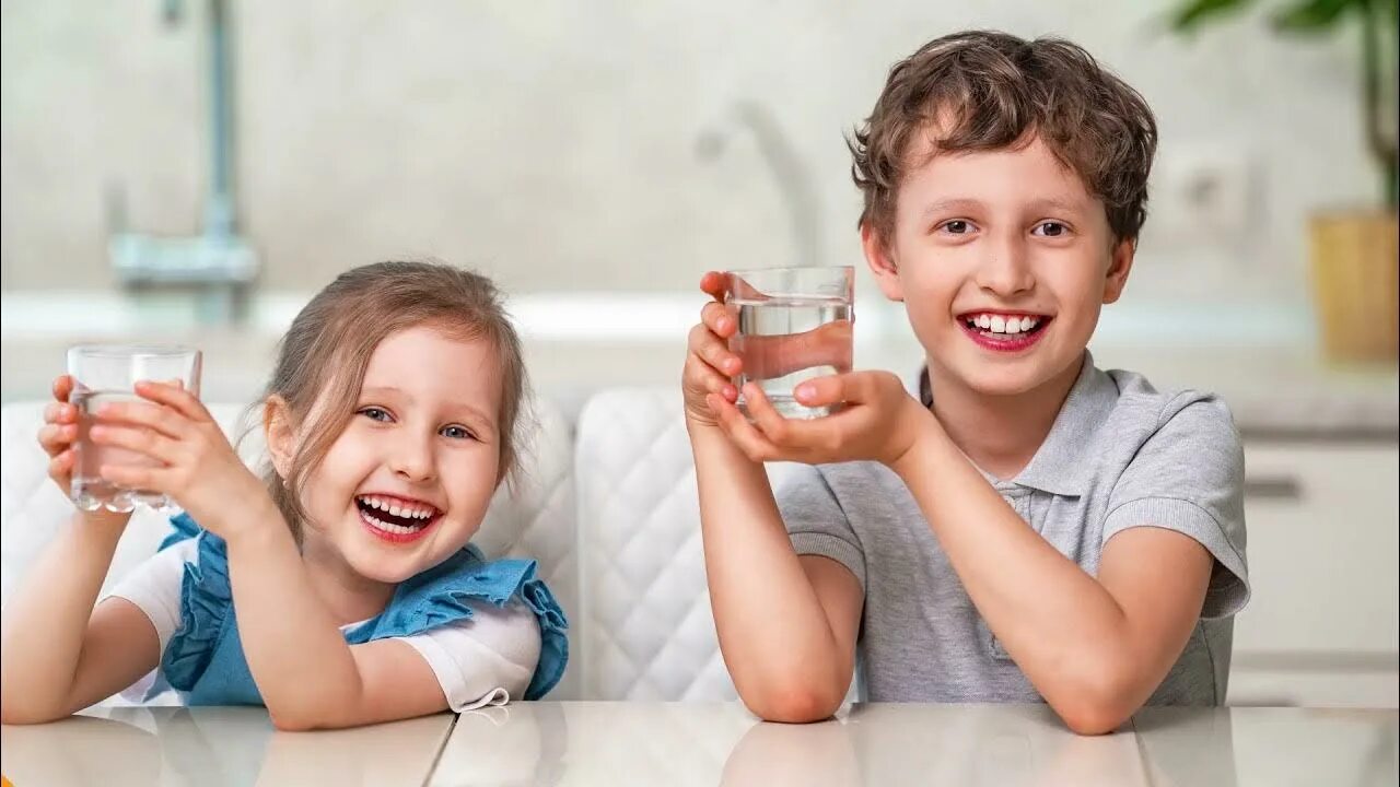 Ребенок пьет воду. Дети пьют чистую воду. Полезная вода для детей. Ребенок пьет воду. Человек пьющий воду.
