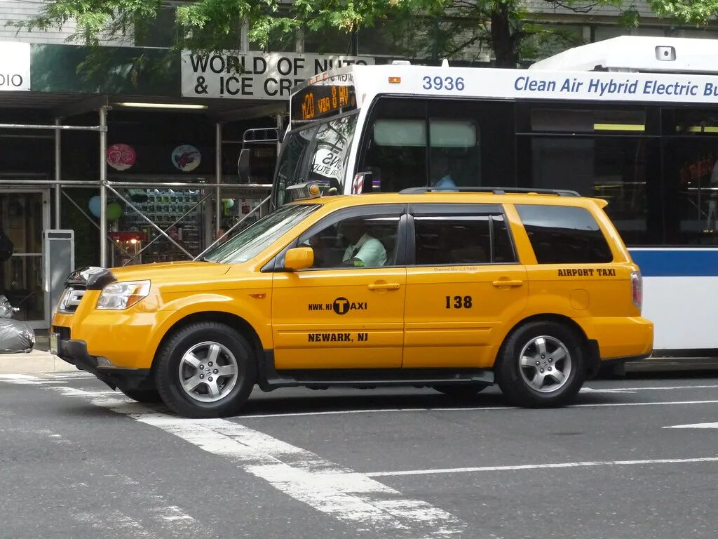 Автомобиль для такси в 2025 году. New york taxi 2025. хонда такси. хонда для таксистов. ниссан для американского такси.