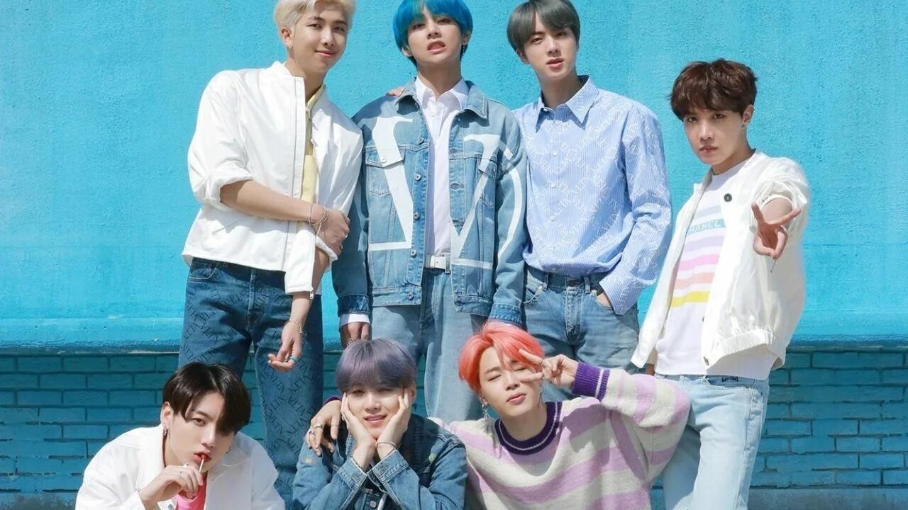 Холзи и БТС. БТС boy with Luv. BTS ot7. БТС boy with Love. Песня luv bts