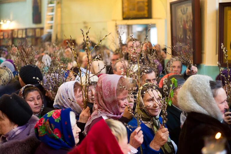 Освящение вербы. Люди с вербами в храме. Освящение вербы в храмах картинки. Освящение вербы фото.