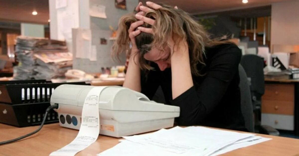 Как выглядит кассовый чек коррекции. Образец чека коррекции. Расчет с потребителями при возврате. Ошибка кассира. Уставший продавец.