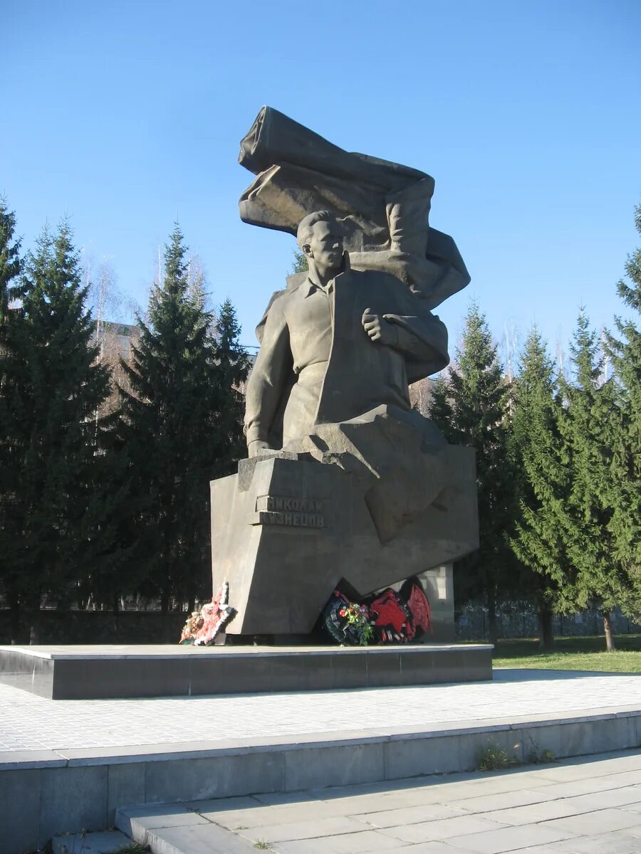 В каком городе установлен уральскому. Памятник Кузнецова Екатеринбург. Памятник Кузнецову в Екатеринбурге. Памятник Николаю Кузнецову в Екатеринбурге.