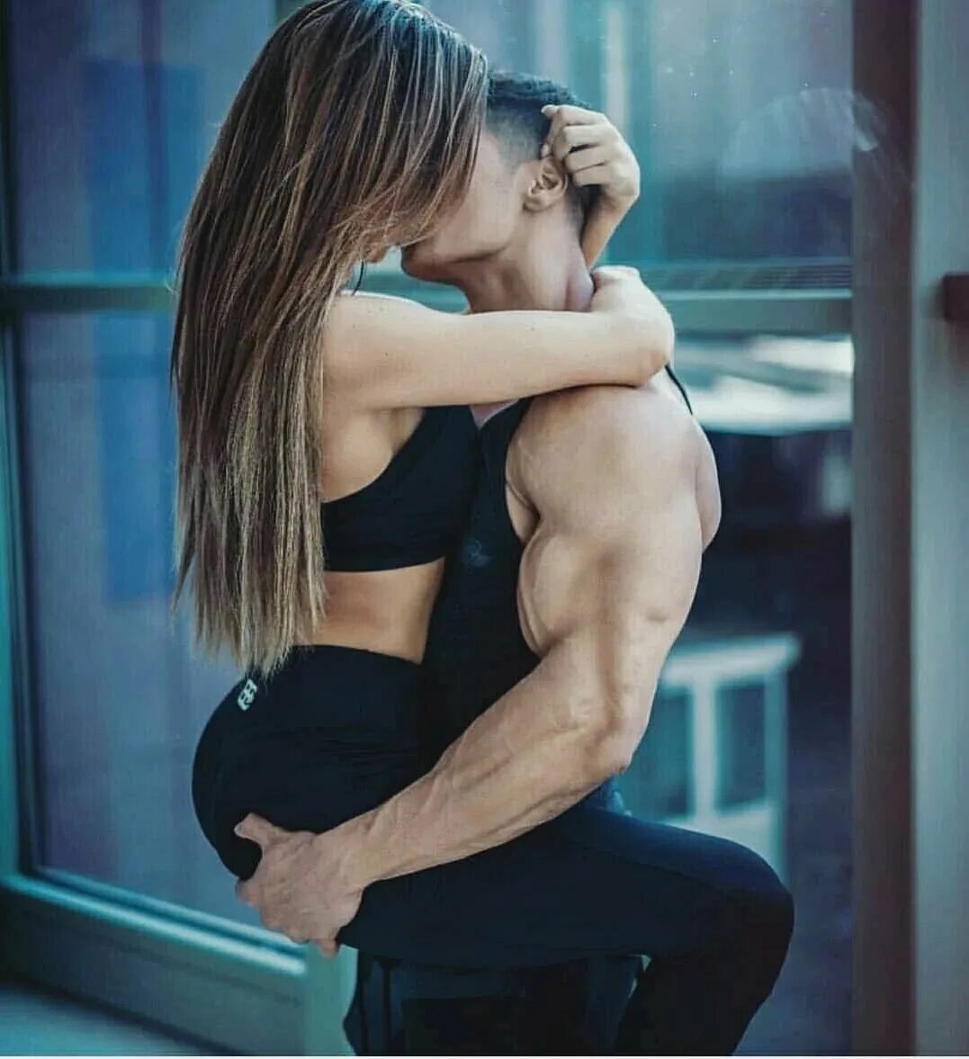 Две девочки и один мужчина. Пара на берегу океана. Романтические отношения. Пара на пляже. Двое стройную.