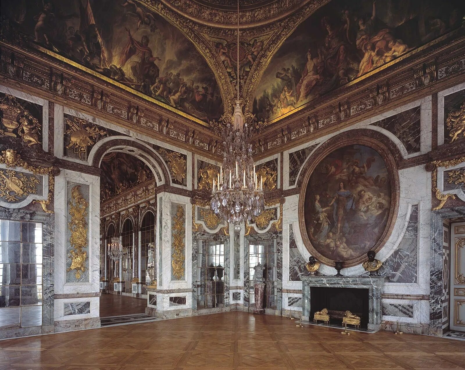 Версальский дворец салон геркулеса. Дворец Версаля 1668. Версальский дворец внутри.