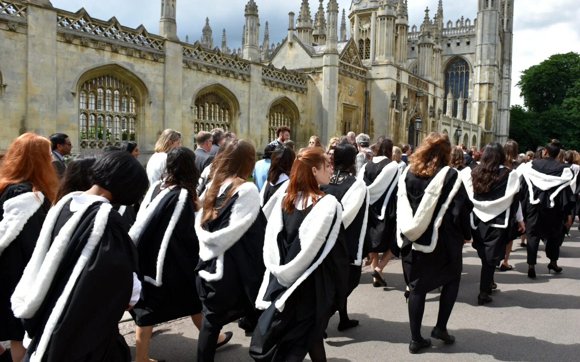 Students cambridge cambridge university. Выпускники Кембриджского университета. Оксфорд университет студенты. Кембриджский университет выпускники Кембриджского университета. Оксфордский университет выпускники.