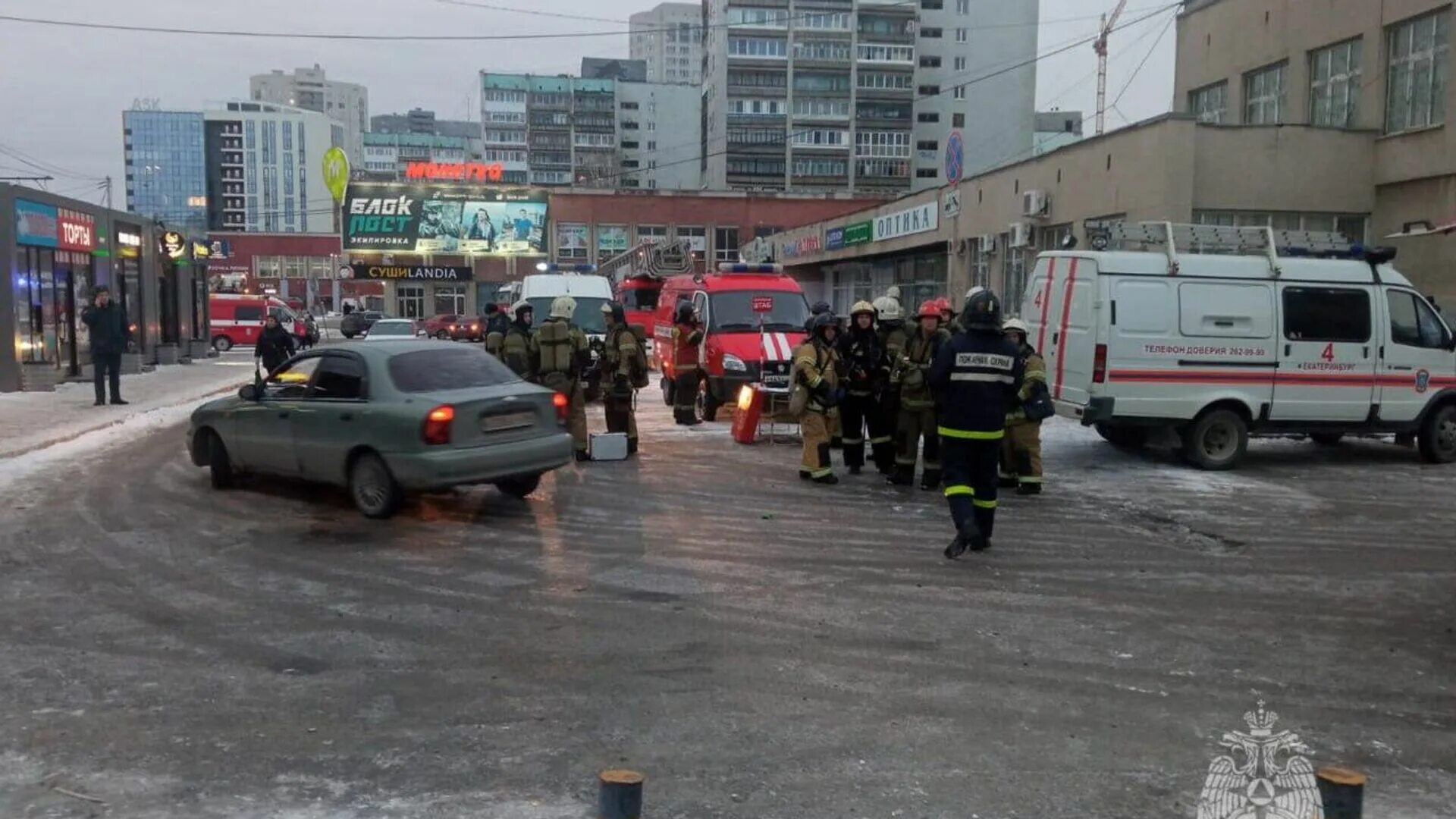 Эвакуация людей. Пожар. Пожар в Екатеринбурге. Пожар фото. Что случилось в екб