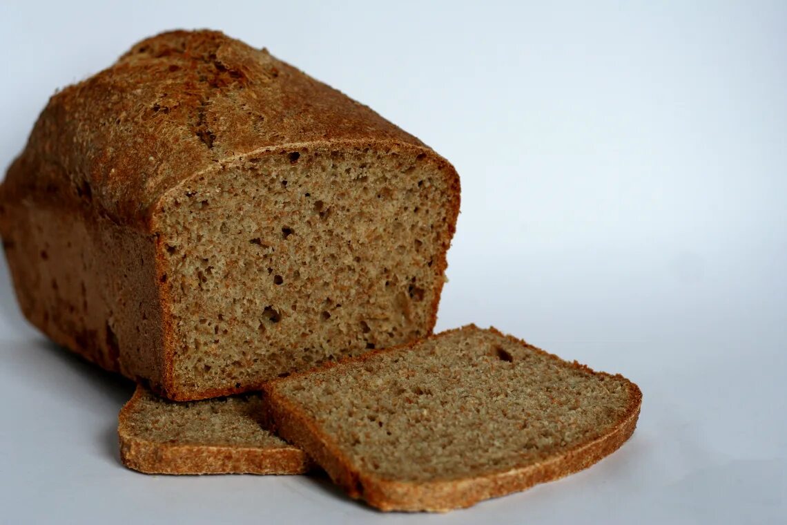 Хлеб Бородинский бездрожжевой. Серый хлеб. Черный хлеб. Ржаной хлеб. Можно кормить черным хлебом