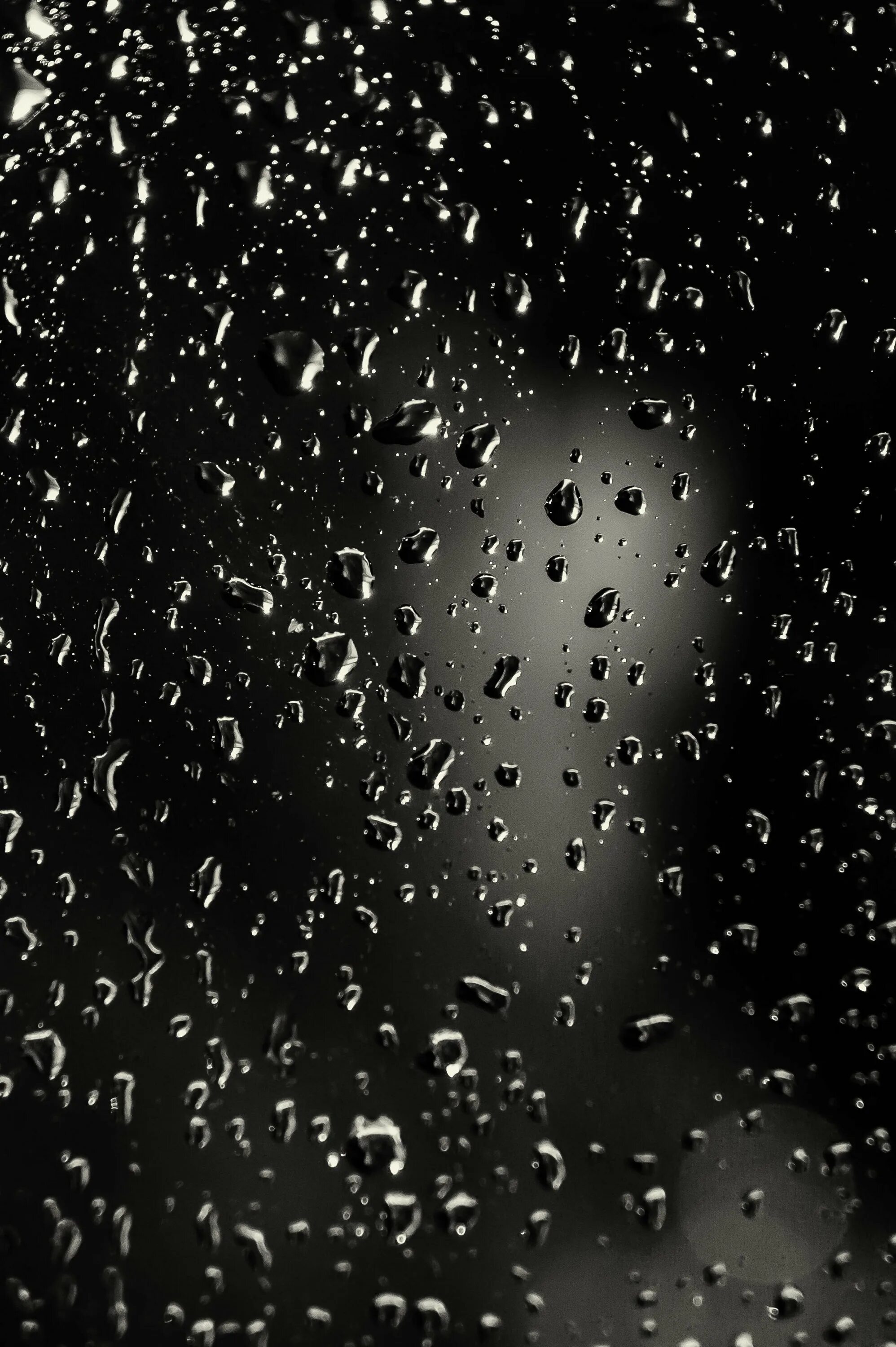 В темных каплях дождя. Капли на стекле. Капли дождя. Капли дождя на стекле. Капли воды на стекле.