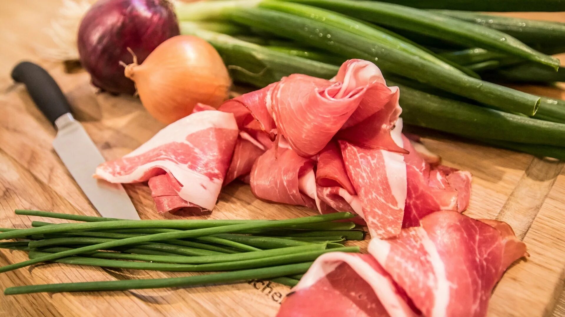 Мясо в луке как называется. Бекон. мясо с луком. мясо с зеленью и луком. лук oboi.