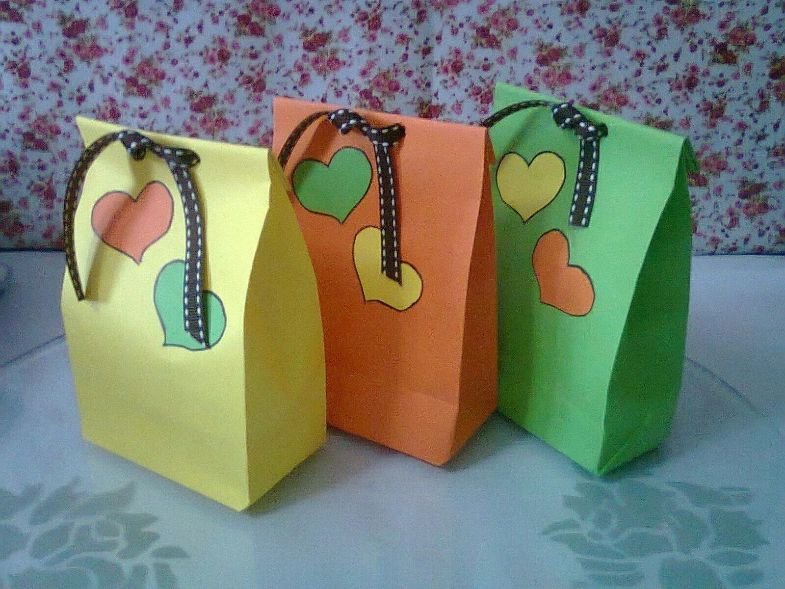 Сумка пакет из цветной бумаги. Бумажные сумочки для подарков. Самодельный подарочный пакет. Подарочные сумочки из бумаги. Поделка сумочка из бумаги.