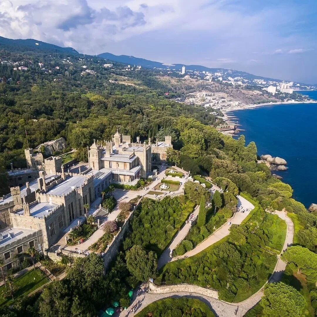 Алупка это. Воронцовский дворец в Алупке. Алупкинский дворец Ялта. Ялта дворец Воронцова. Воронцовский дворец вид с моря.