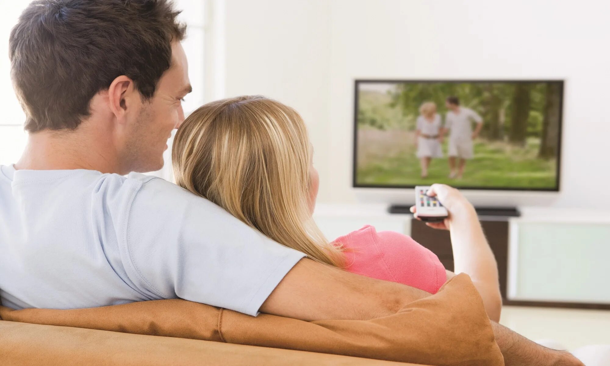 Тоже есть телевизор. Человек телевизор. Человек перед телевизором. Пара перед телевизором. Пара на диване перед телевизором.