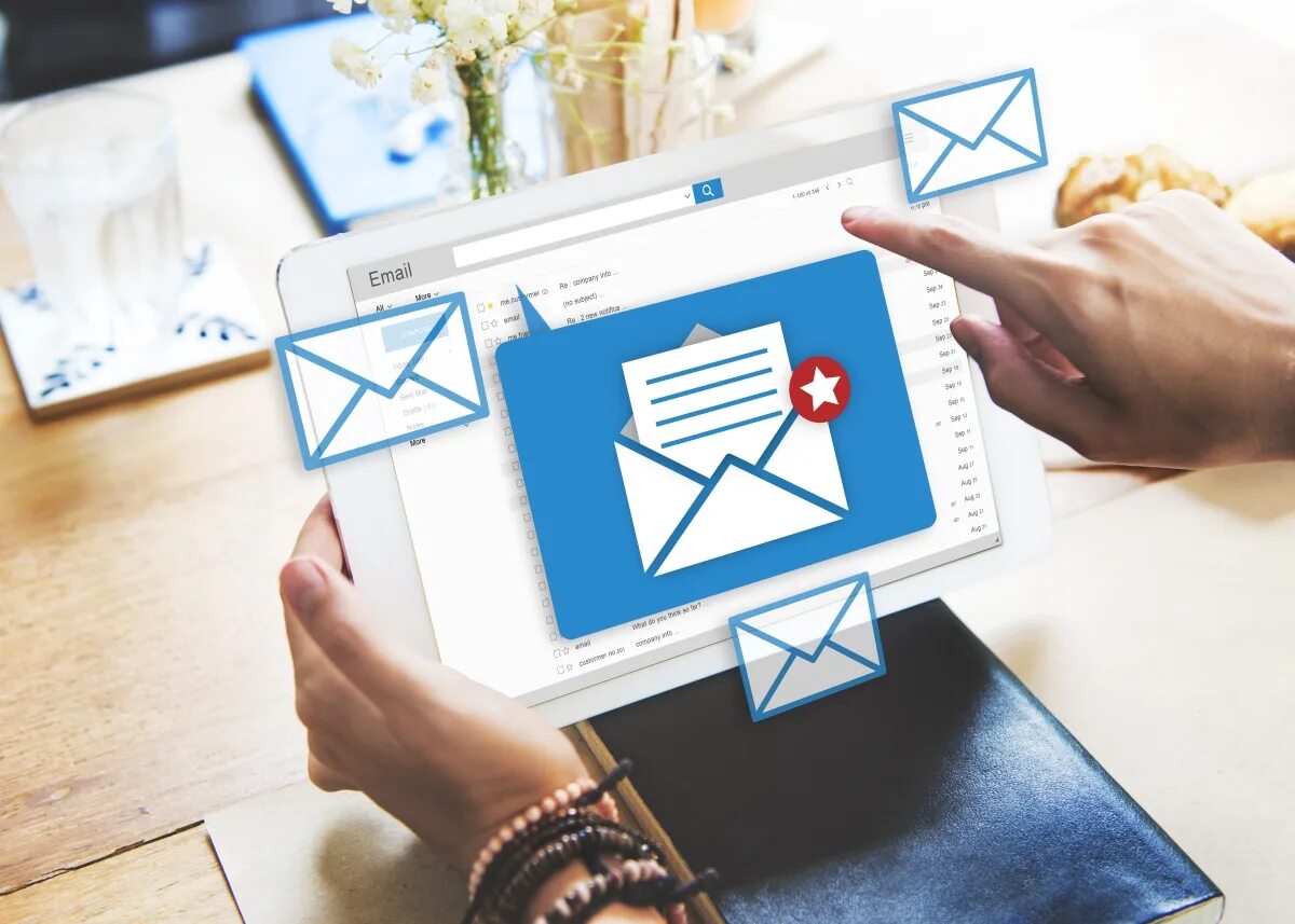 Accepting email. Email маркетинг. email рассылка. письма маркетинг. иллюстрация письма email.