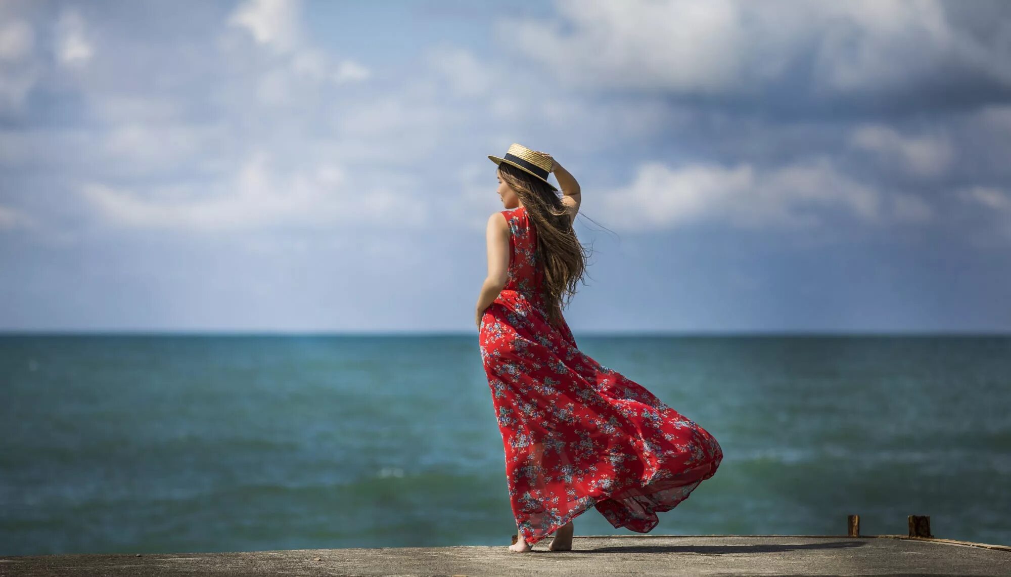 Ветреная романтичная девушка. Ветер в спину фотообои. Девушка бежит по полю. Ветер в камне. Ветреный платья для девушек.