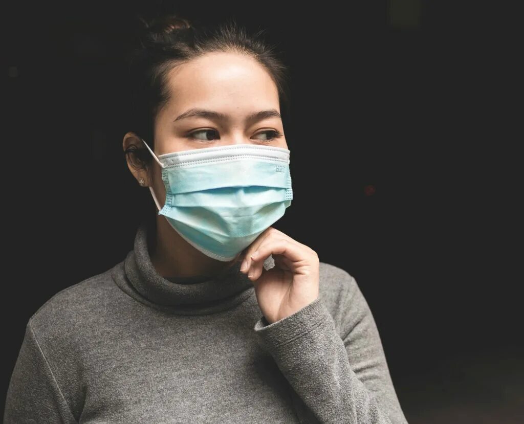 первые медицинские маски. первые медицинские маски. красивая девушка в медицинской маске. маска медицинская. медицинская каска.