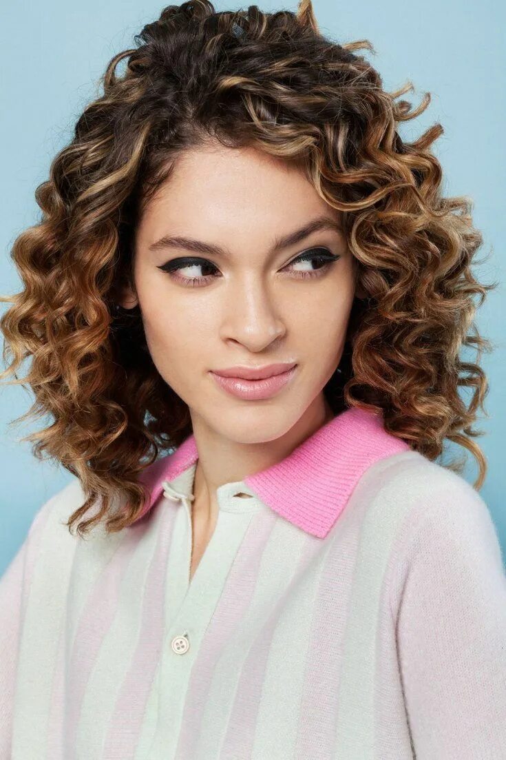 Curly Bob модель. Кудрявое каре. Волнистые кудри на каре. Стрижки кудряшки