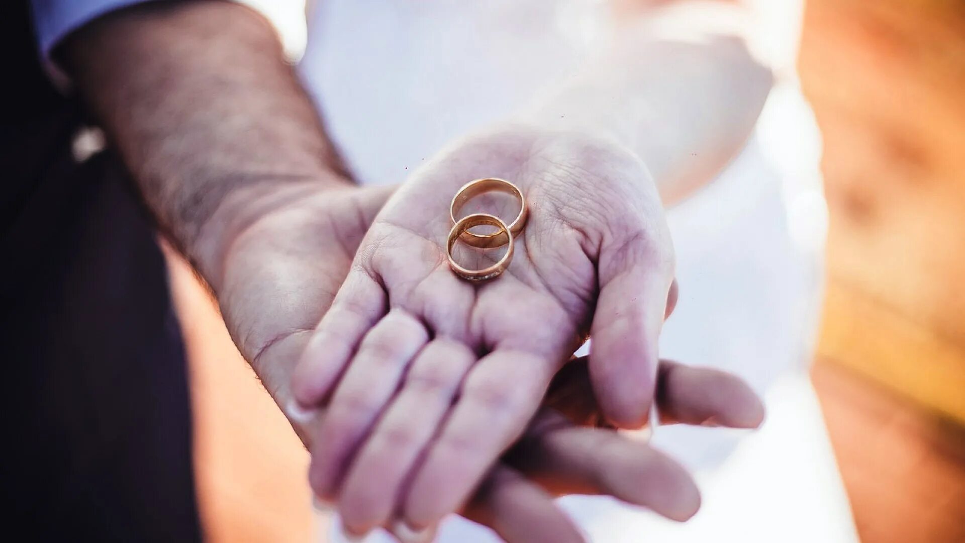 Вопрос замужества. Зеркальная Дата свадьбы. Люди в ЗАГСЕ. Узы брака картинки. Marriage Ring.