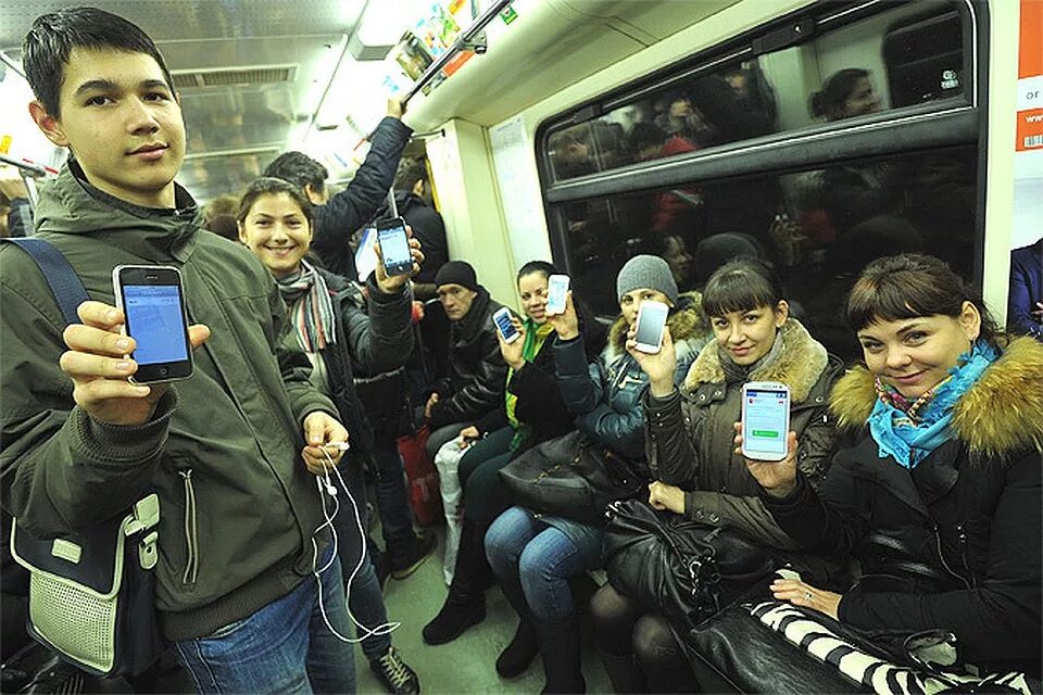 Проходить в метро по телефону. Люди в метро с телефонами. люди со смартфонами в метро. люди с гаджетами в метро. люди в мтерл в телефонах.
