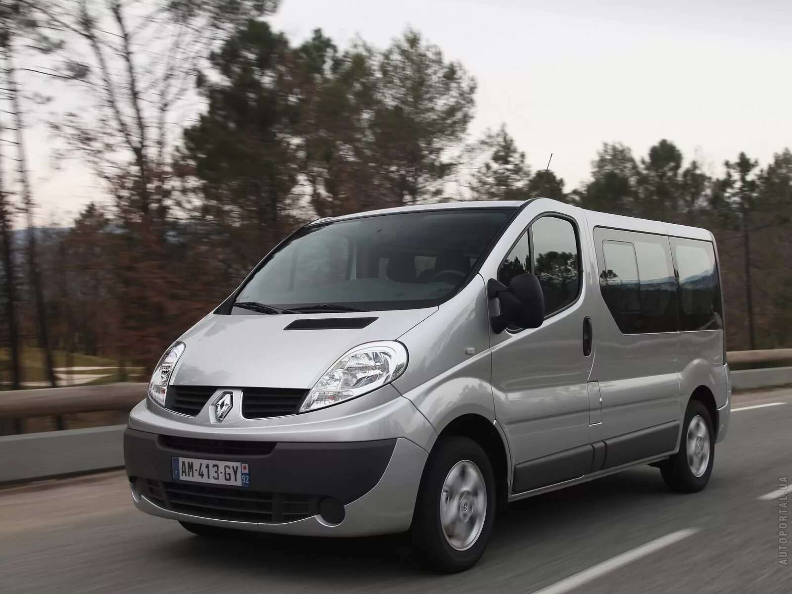 Купить рено пассажирский. Renault Trafic пассажирский. Renault Traffic 2001. Рено трафик пассажирский 2005. Рено трафик 8+1.