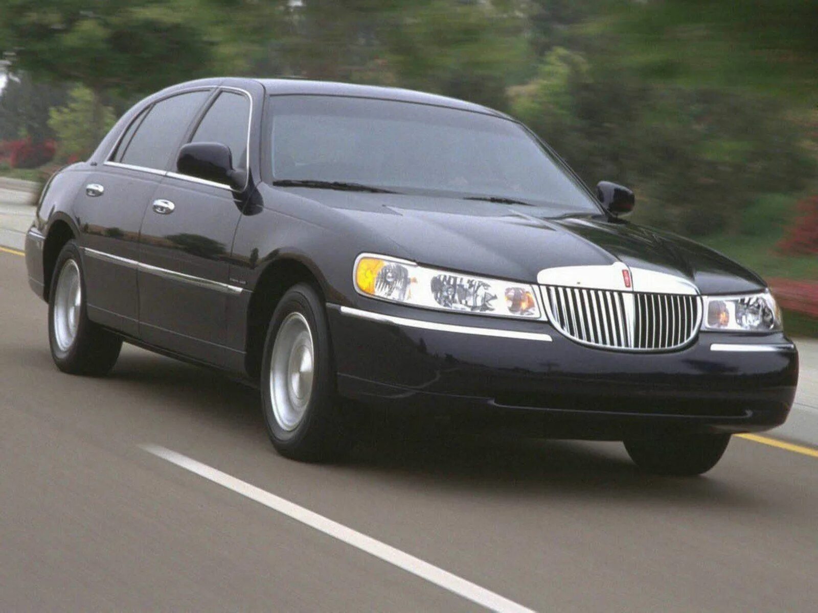 Ли 200 автомобиль. Lincoln Town car 1998. Линкольн Таун кар 2001. Lincoln Town car Cartier 2000. Lincoln Town car 2002.