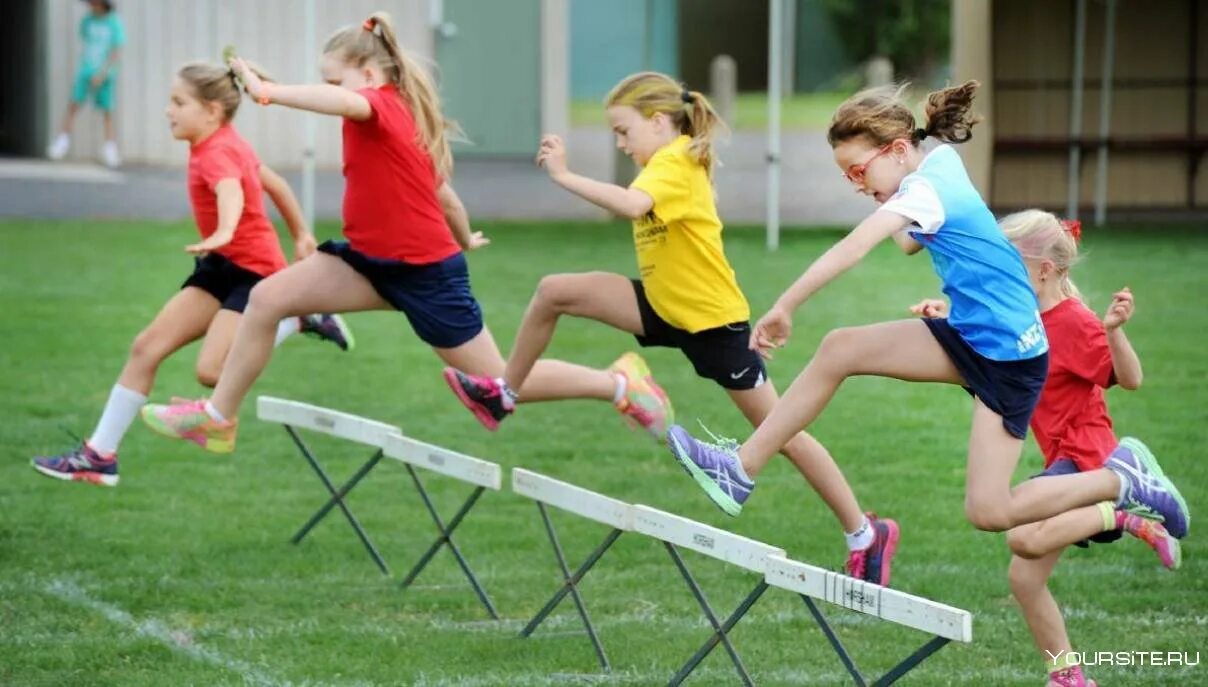 Спортивный воспитывать. Спорт дети. Спортивные занятия для детей. Занятие спортом дети. Школьный спорт.