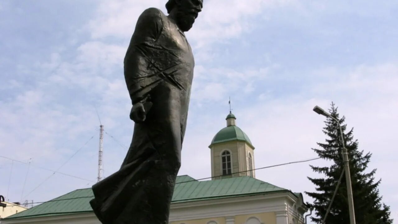 Достоевский омск. Памятник Достоевскому в Омске. Достоевский в Омске. Спартаковская памятник Достоевскому. Памятник Достоевскому в Омске к 200-летию.