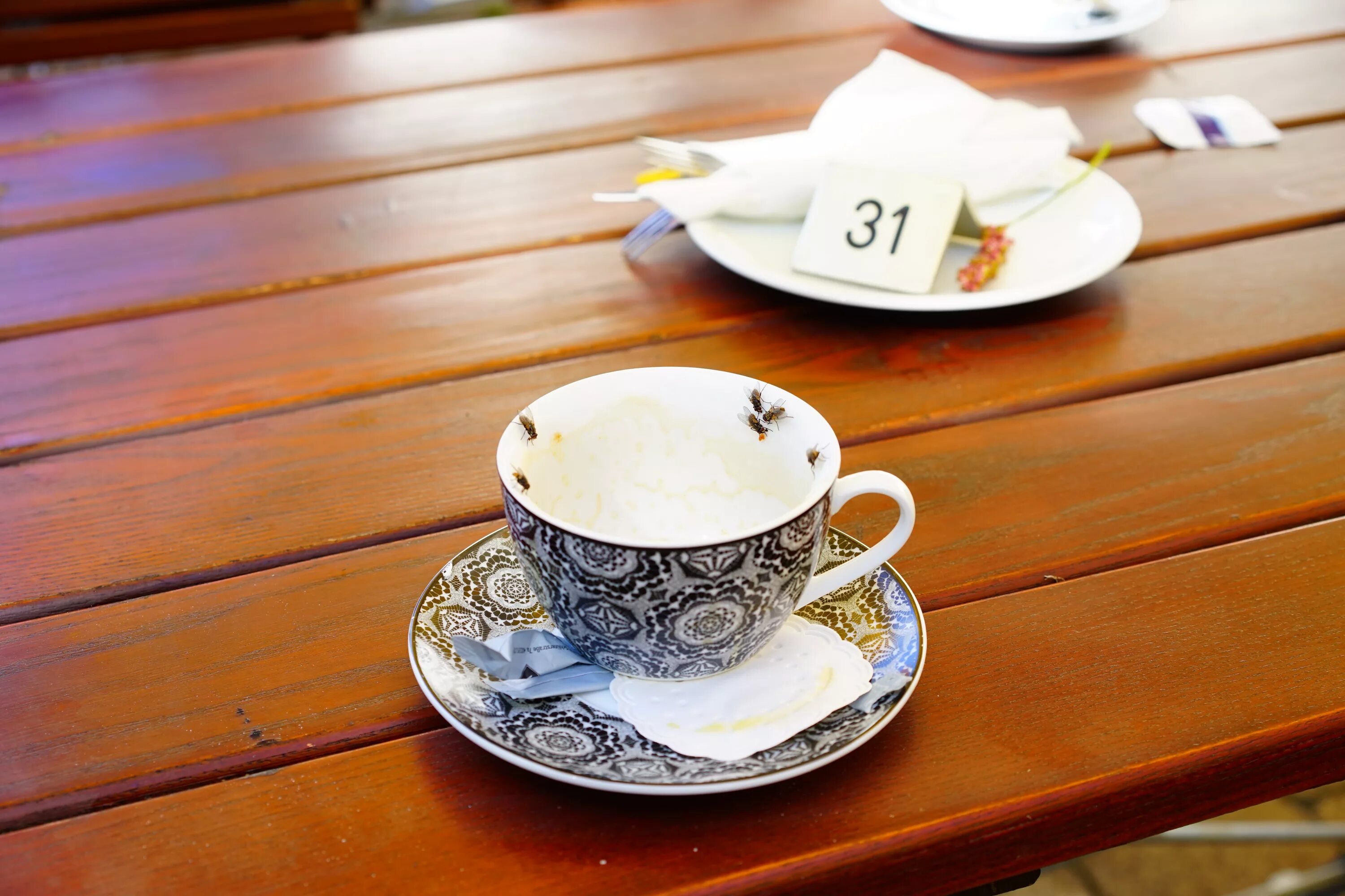 Почему стоит чашка. Кружка на столе. Чашка кофе на столе. Чашка с кофейной гущей. Чашка с блюдцем для кофе.