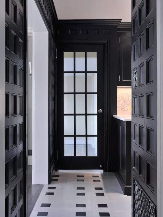 Черные двери обитые. Черные глянцевые двери в интерьере. Двери межкомнатные темные. Двери в интерьере. Двери дарк вайт в интерьере.