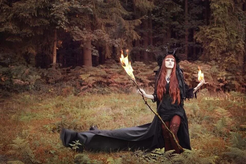 Фотосессия ведьма в лесу. Julia ormond witches of east end. Молодая ведьма. Самую настоящую ведьму. Красивая ведьма.