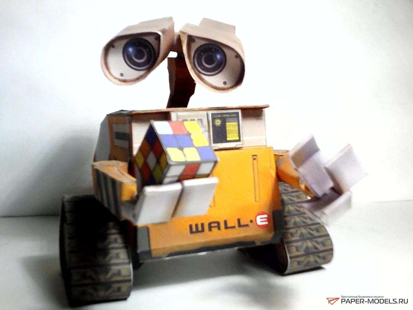 Робот из подручных материалов. Корпус пк валли. Робот валли из картона. Робот подделка. Робот из подручных материалов.