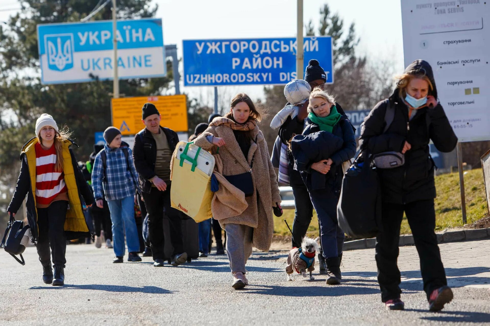 Украинцы убежали. Беженцы. Украинские беженцы. Беженцы картинки. Украинские беженцы с детьми в Европе.