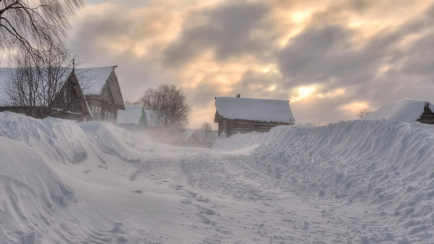 Деревня в снегу. Сугробы в деревне. Зима в деревне. Метель в деревне. Город холодных ветров