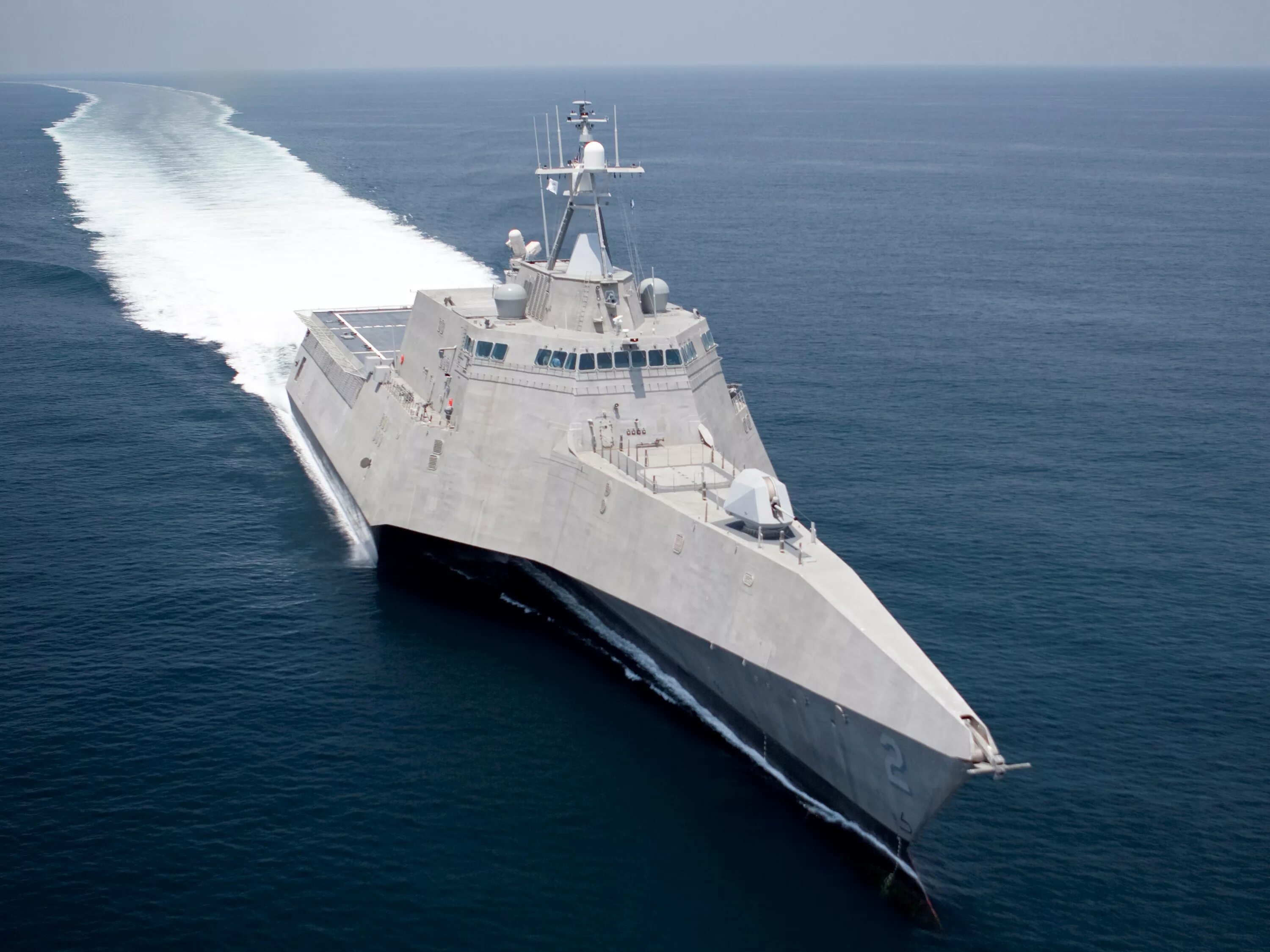 Тримаран USS Independence. Тримаран USS Independence LCS-2. Военный корабль Littoral Combat ship (LCS) ВМС США. Фрегат USS Independence (LCS-2). С корабля современности