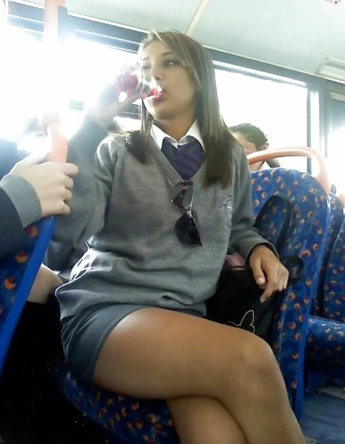 Schoolgirl bus. Candid в автобусе. Девушки Crossed Legs в транспорте. School Legs.