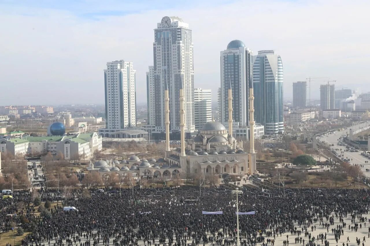 Грозный население 2022. Центр Грозного. Грозный 2016. Митинг в Грозном.