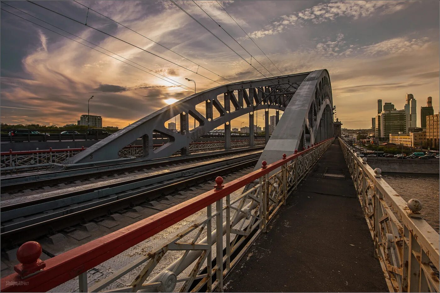 Мост с железной дорогой. Мост Москва МЦК. ЖД мост Москва вокзал. Андреевский мост в Москве МЦК. МЦК ЖД мост.