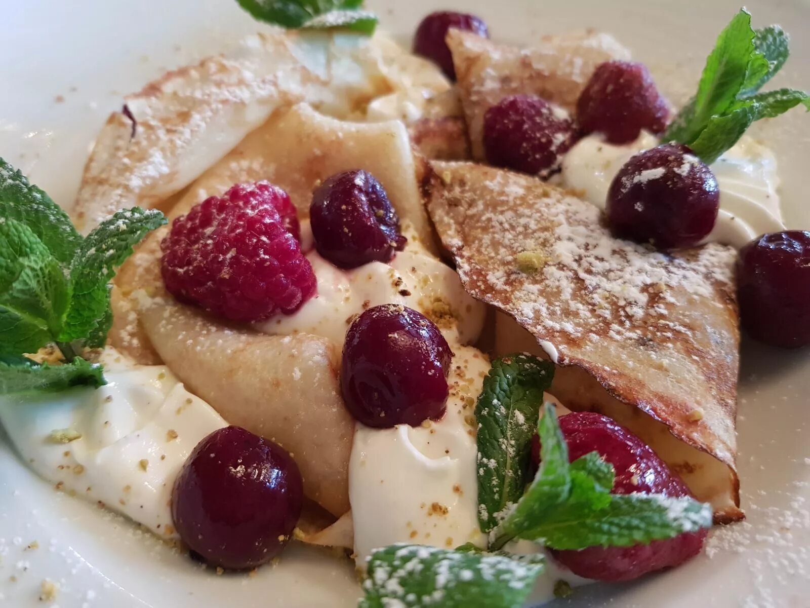 блинчики с маскарпоне и малиной. блины с клубникой и сливками. блины с маскарпоне и вишней. блины с клубникой. блины с ягодным соусом.